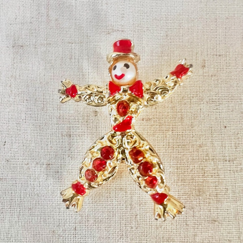 NOVELTY BELLHOP Snowman 1950’s 50s Red Vintage Rhinestone Gold Metal Brooch Pin